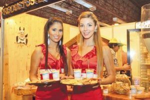 azafatas-feria-de-malaga-publidirecta-buzoneo-en-malaga